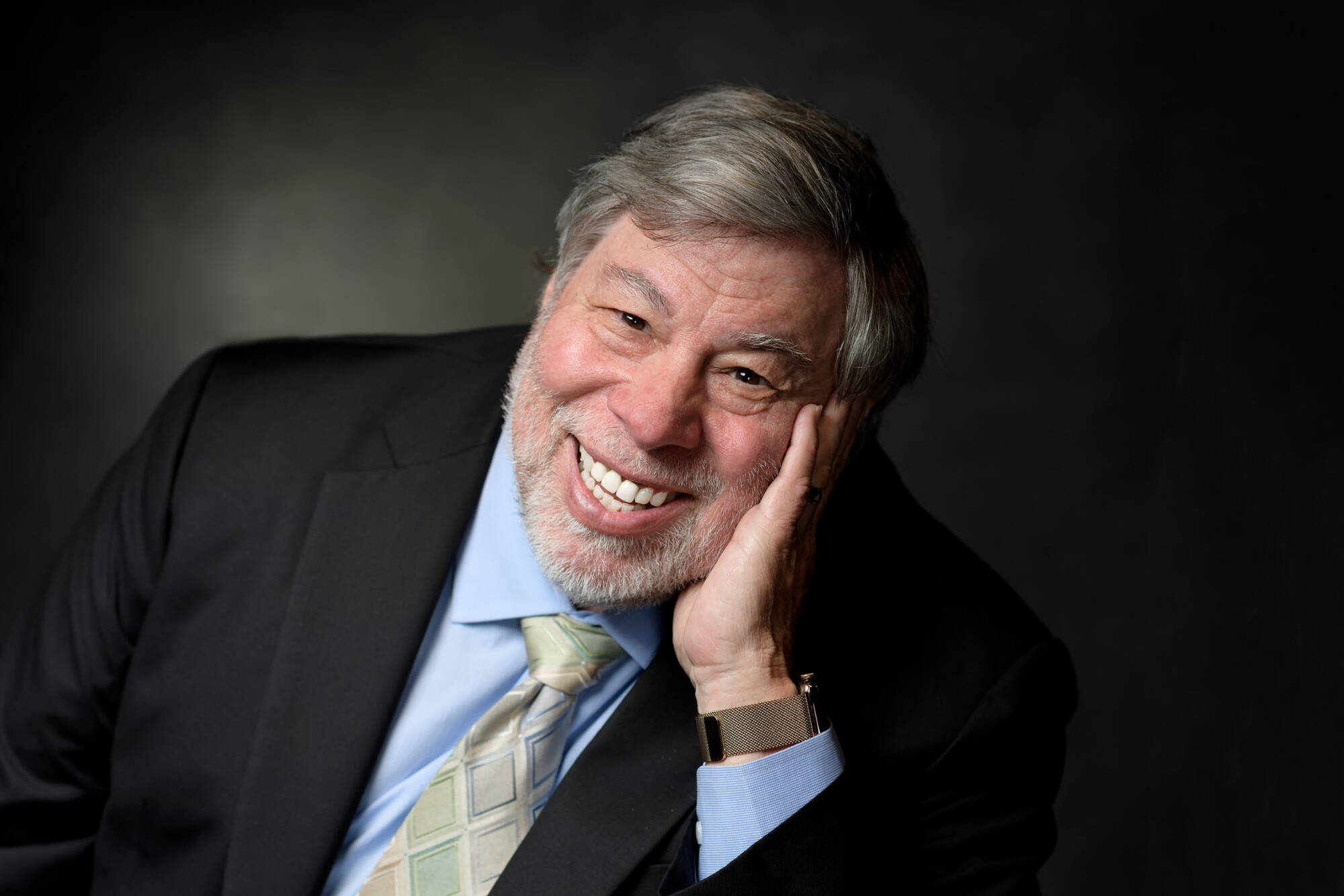 Steve Wozniak smiling with his head resting in his hand